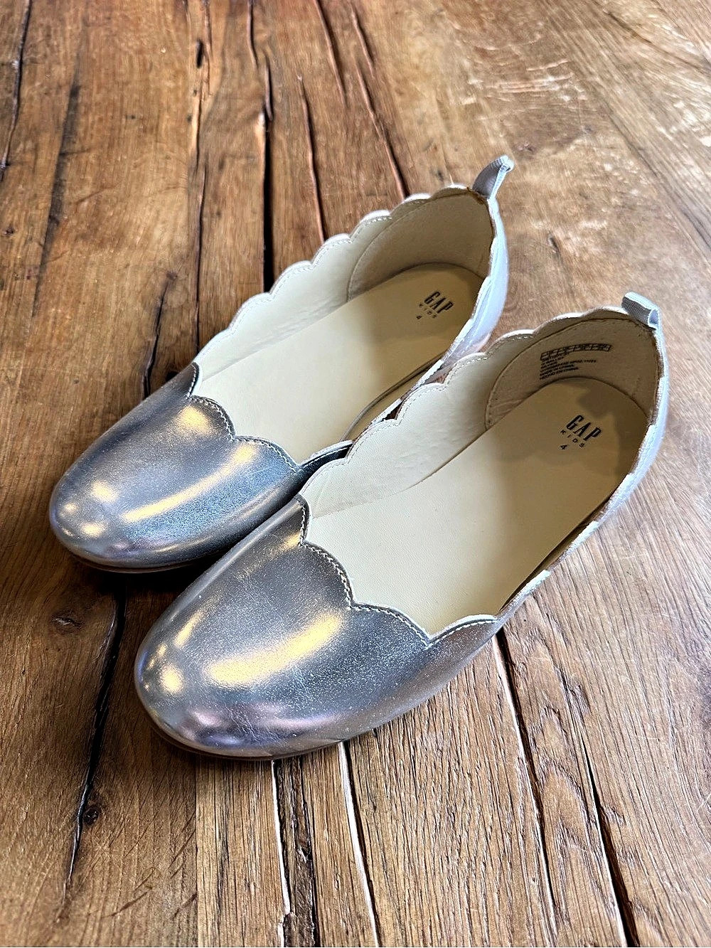 GAP Girls Size 4 Silver Scalloped Flats